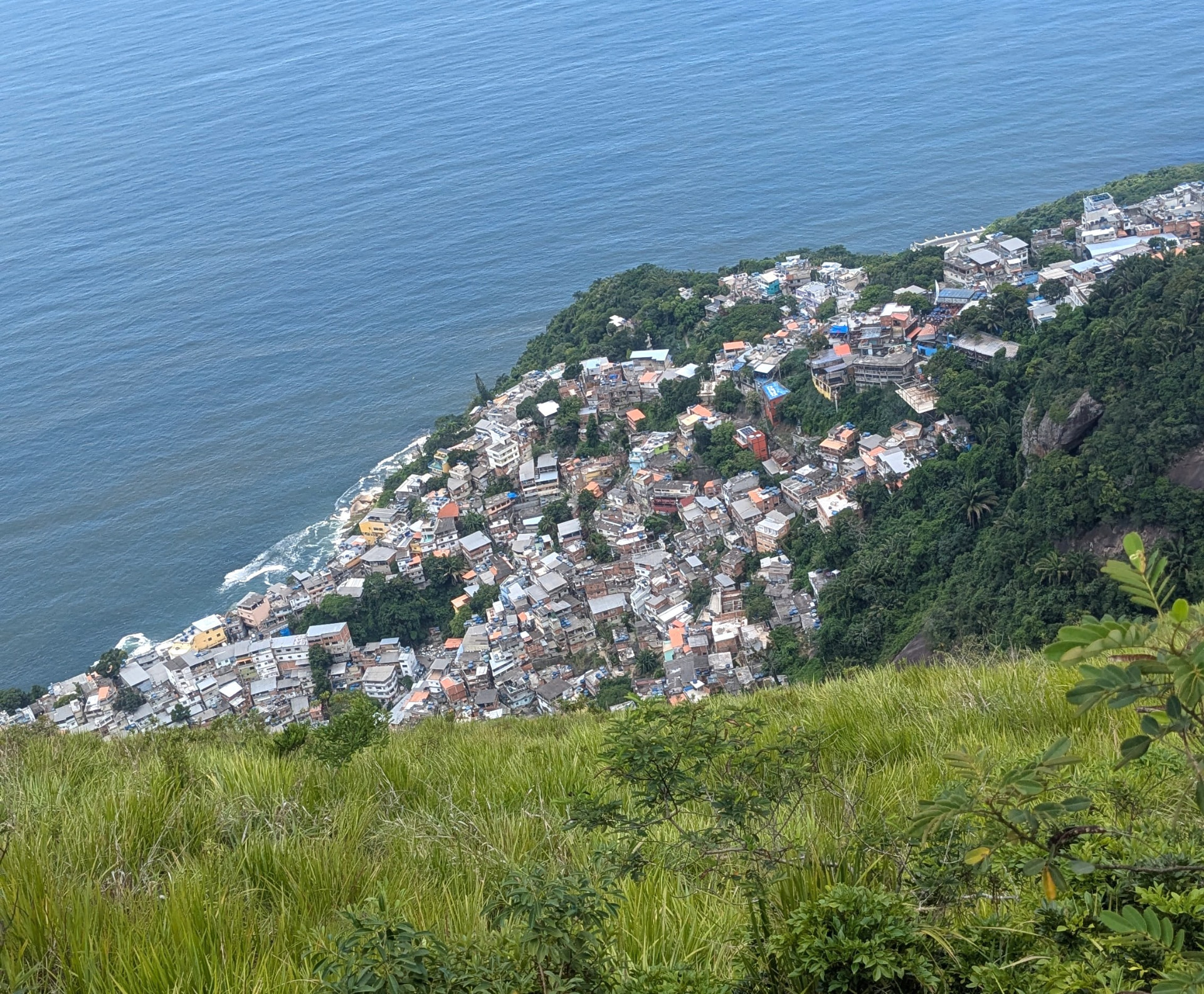 Blick über die Favela Vidigal in Rio de Janeiro