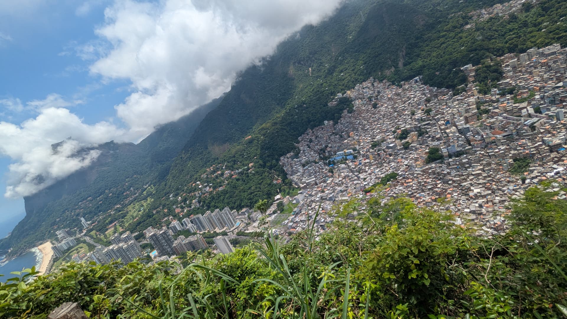Panoramablick über die Favela Rocinha in Rio de Janeiro mit dichter Bebauung am Hang
