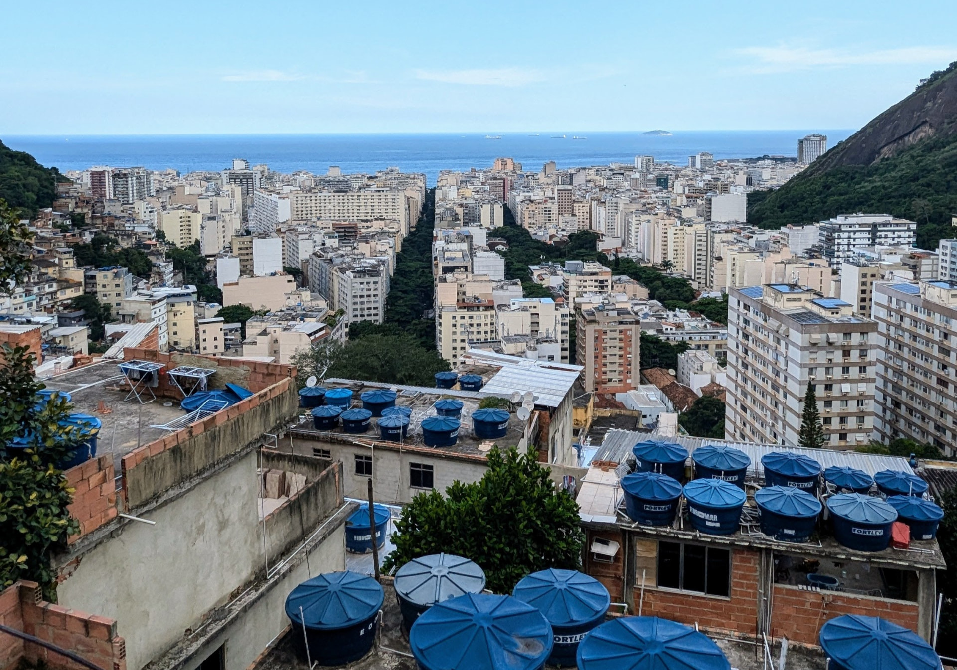 Blick über die Copacabana in Rio de Janeiro von Tabajaras aus